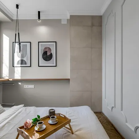 Stylish Wola - 30m2, Trams Nearby - By Rentujemy Apartman Varsó